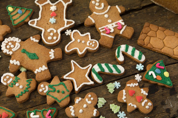 Obraz na płótnie Canvas Colorful gingerbread men and cookies
