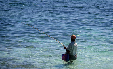 Pêcheur mauricien sur la côte Est de l'île à Belle Mare