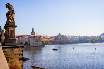 Vue sur la vieille ville depuis le Pont Charles à Prague