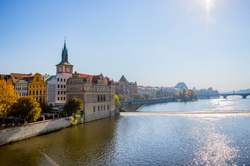Vue sur la vieille ville depuis le Pont Charles à Prague