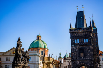 Fototapeta premium Vue sur la vieille ville depuis le Pont Charles à Prague