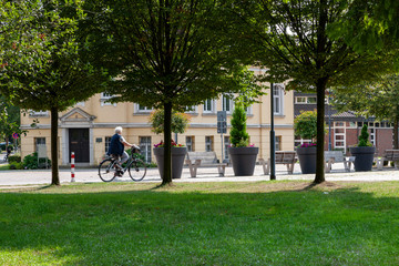 Innenstadt von Schermbeck mit altem Rathaus und Mitfahrerbank