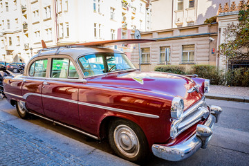 Voiture ancienne dans les rues de Prague