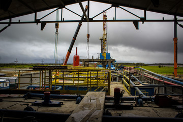 construction of a drilling rig in the rain