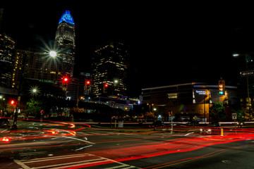 Downtown Impression in der Nacht mit Leuchtspuren 