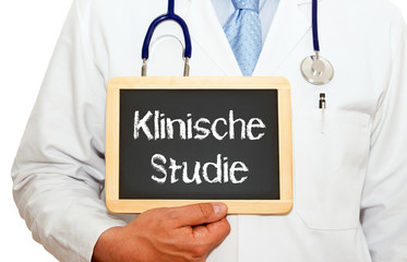 Klinische Studie, Arzneimittel Prüfung, Arzt oder Doktor mit Kreidetafel Stethoskop und Arztkittel...