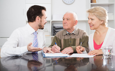 Obraz premium Woman and eldery man with bank employee
