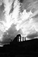 Tempelruine auf Akropolis mit Saulen und Tympanon unter einem dramatischen Wolkenhimmel