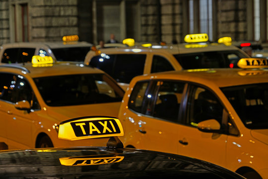 Viele Taxis warten an einem Taxistand vor dem Hauptbahnhof in N&uuml;rnberg, Bayern, Deutschland