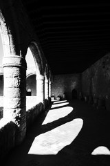 Blick durch steinerne Bögen auf eine alte Kreuzritter-Festung im Sonnenschein