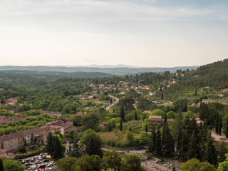 Fototapeta na wymiar Le village de Cotignac et son rocher dans le Var en Provence verte. Vue plongeante sur village