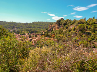 Le village de Cotignac et son rocher dans le Var en Provence verte. Vue plongeante sur village