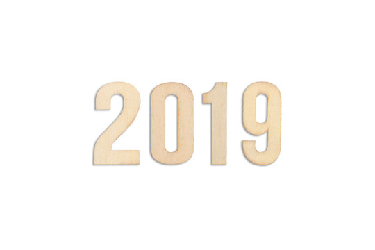 Jahreszahl 2019 aus hölzernen Buchstaben, isoliert auf Weiß