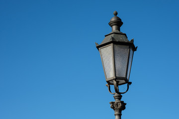 Fototapeta na wymiar Vintage Straßenlampe Gußeisen Metall
