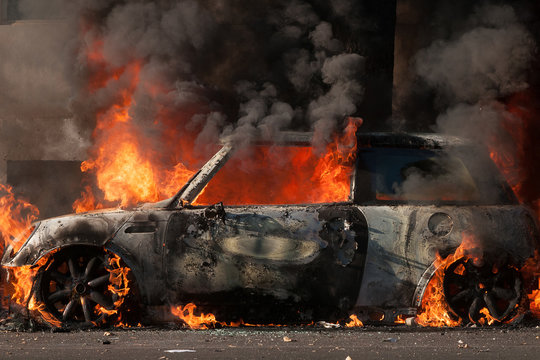 automobile in fiamme