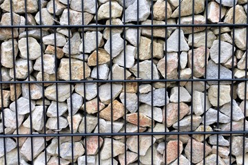 Ziersteine in einem Gitter