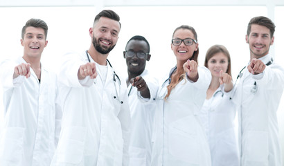 Obraz premium doctors team showing finger in camera