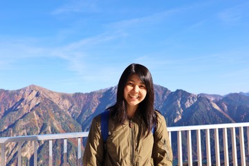 Naklejka premium 立山黒部アルペンルートの秋 旅の女性