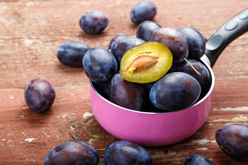 Obraz premium ripe plums in a saucepan