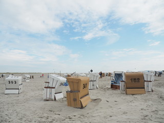 Sankt Peter-Ording - Pfahlbauten, Salzwiesen, Strandk&ouml;rbe und Strand an der Nordseek&uuml;ste am Nationalpark Wattenmeer
