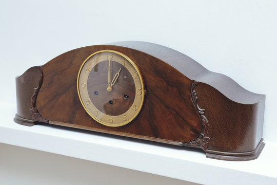 horloge à poser en bois vintage  - Powered by Adobe