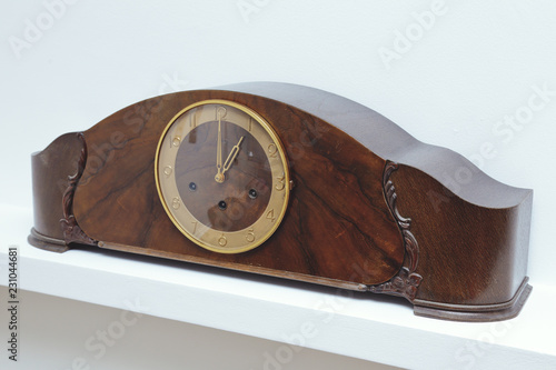 "horloge à poser en bois vintage " photo libre de droits sur la banque