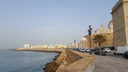 bord de mer avec bâtiments historiques à Cadiz