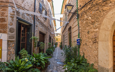 Fototapeta na wymiar Small alleay in historical town of Fornalutx on Mallorca island