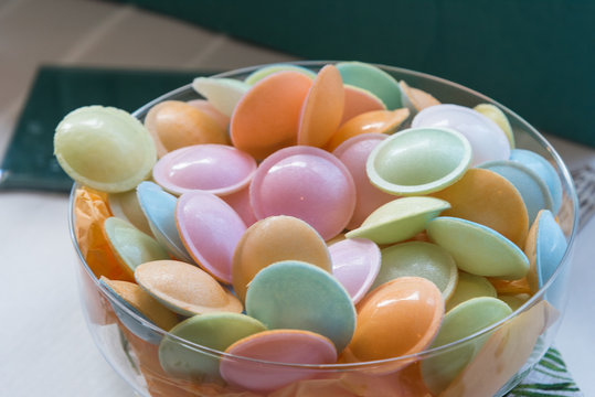 coupe de bonbon multicolores - soucoupes avec de la poudre - bar &agrave; bonbons - enfance - candy bar