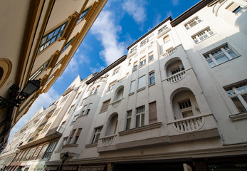 Leben in der Stadt - Mehrfamilienhäuser - mehrere Immobilien in einer schmalen Stadt - Licht und...