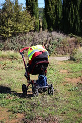 poussette qui fait gilet jaune 