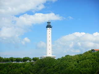 phare au-dessus du jardin