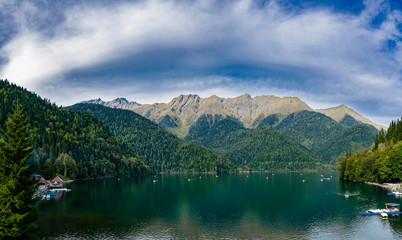 Fototapeta na wymiar Озеро в горах
