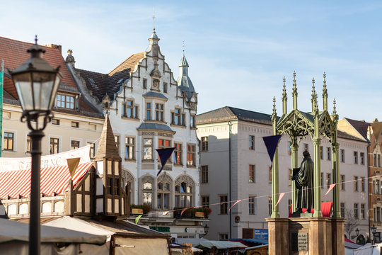 Wittenberger Marktplatz mit Martin Luther Denkmal am Reformationstag