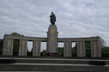 Fototapeta premium berlin park ile ilgili görsel sonucu Soviet Memorial Treptow