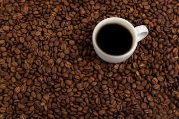 Tazza di caffè su sfondo di chicchi di caffè