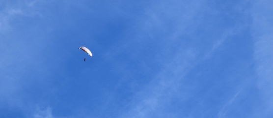 Paragleiter freigestellt vor blauen Himmel, Banner