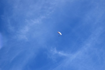 Paragleiter hoch oben am Himmel