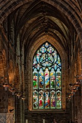 Fototapeta na wymiar Buntes Kirchenfenster in Kathedrale - Edinburgh / Schottland