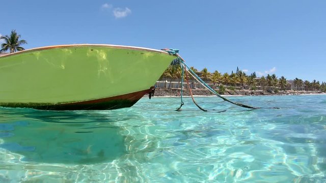 Bateau de p&ecirc;che traditionnel sur la c&ocirc;te de Belle Mare &agrave; l'Ile Maurice