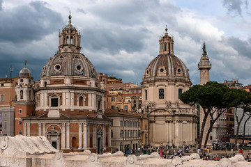 Rome. Église Santa Maria di Loreto, colonne Trajane et église del Santissimo Nome di Maria al Foro Traiano par temps orageux