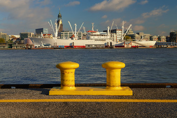 Hamburg Skyline mit Poller im Vordergrund