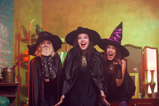 Photo of screaming three fortune-tellers in black hats