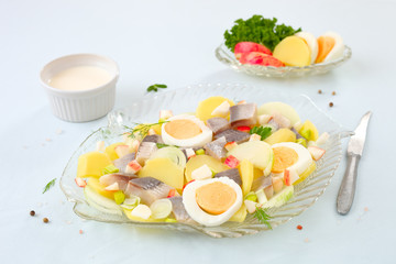 Salat mit Matjes und Ei