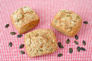 Drei Kürbiskern-Brötchen