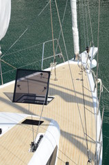Prua di barca a vela con copertura di legno
