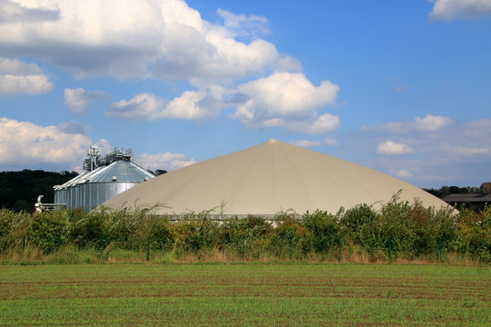 Biogasanlage Geb&auml;ude und Silos im Hintergrund