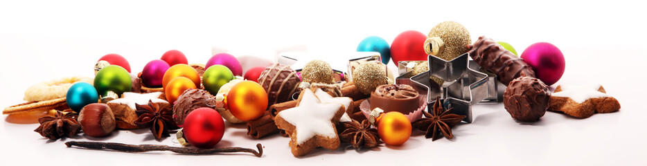 Obraz na płótnie Canvas Baking christmas cookies. chocolate, cinnamon stars and spices.