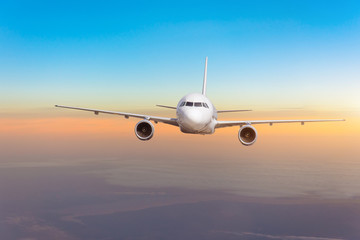 Fototapeta premium Samolot na niebie o zachodzie słońca niebo.