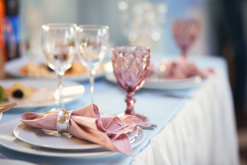 Obraz na płótnie Canvas Wedding dinner service. Crystal glasses and porcelain plates served on the dinner table